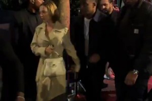 网友拍到姆巴佩与女友现身巴黎夜店