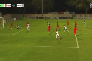 中国U17男足第83分钟丢球！坦桑尼亚球员抢点两连击破门