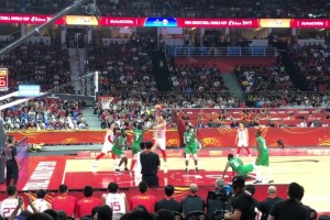 这球是真的燃！易建联19年世界杯晃倒迪奥古滑翔劈扣